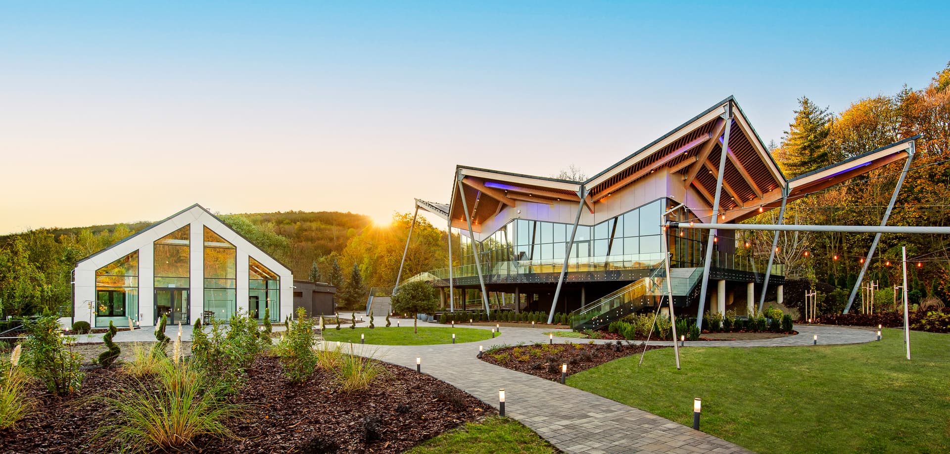 Lakeside setting and architecture