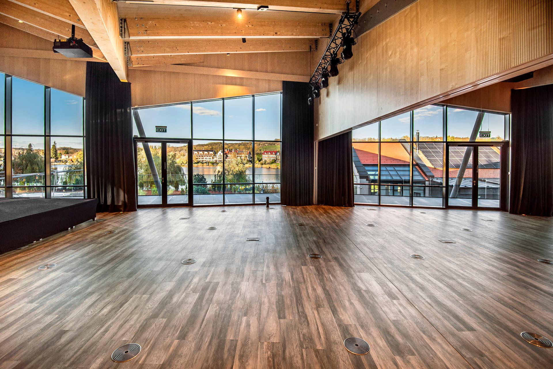 Mettrin venue by the lake